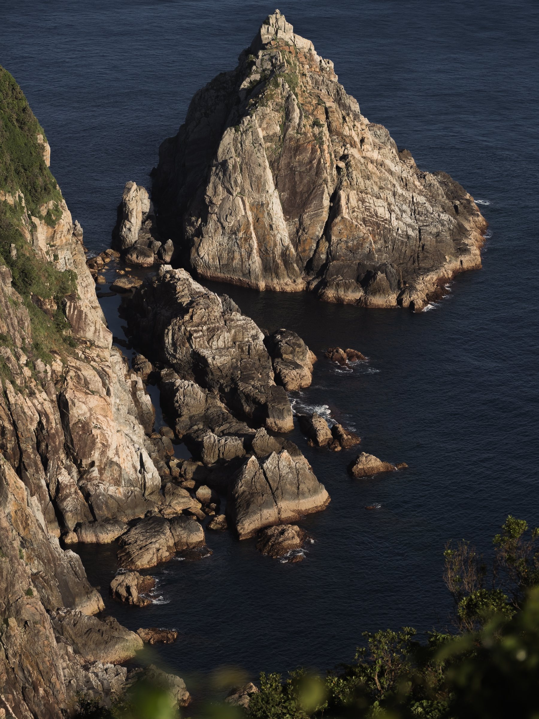 五島の海に立つ岩礁