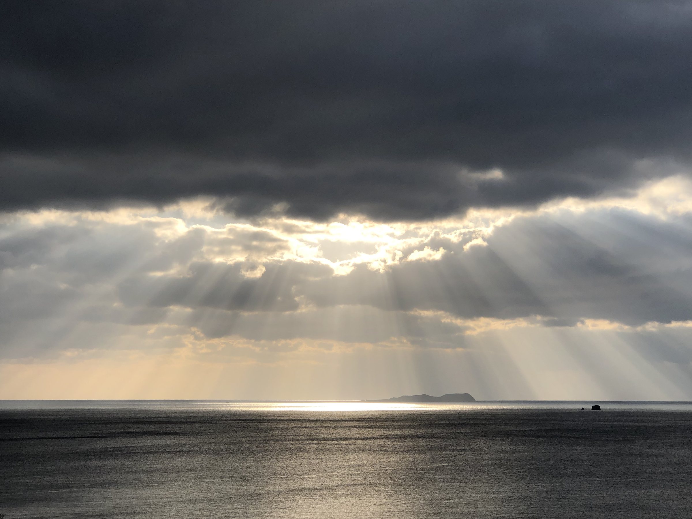 雲間から海へ降りそそぐ光