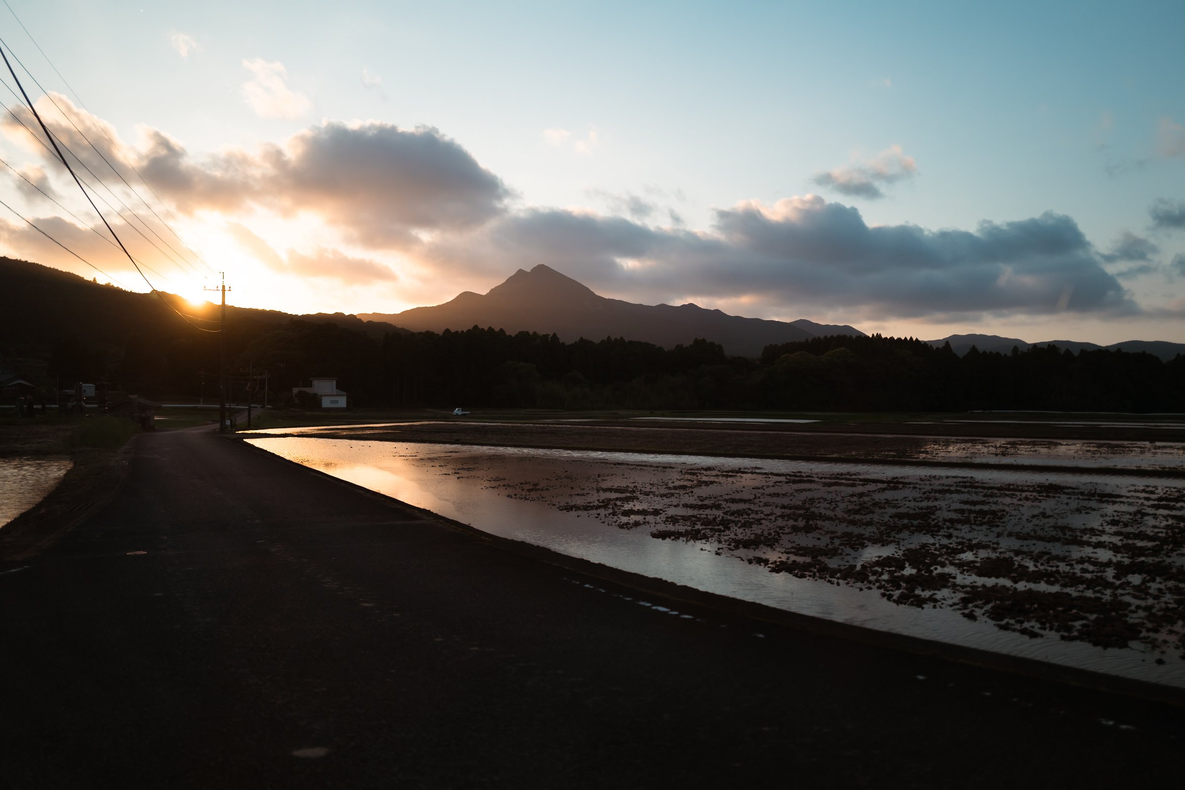 夕日の山へ続く一本の道
